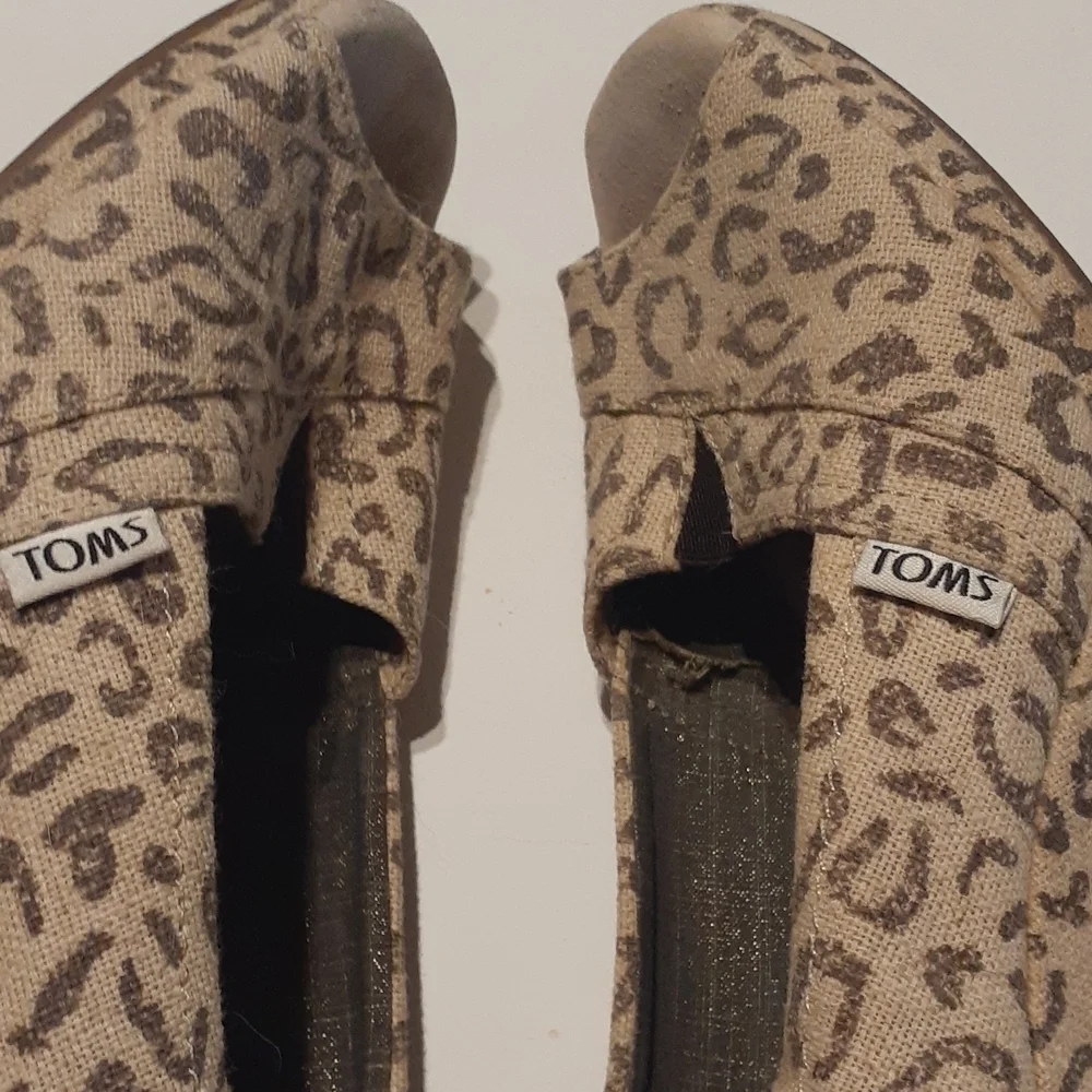 Toms Women's Shoes Canvas Peep Toe Wedge Heels Leopard Cheetah Print Slip On 7‎